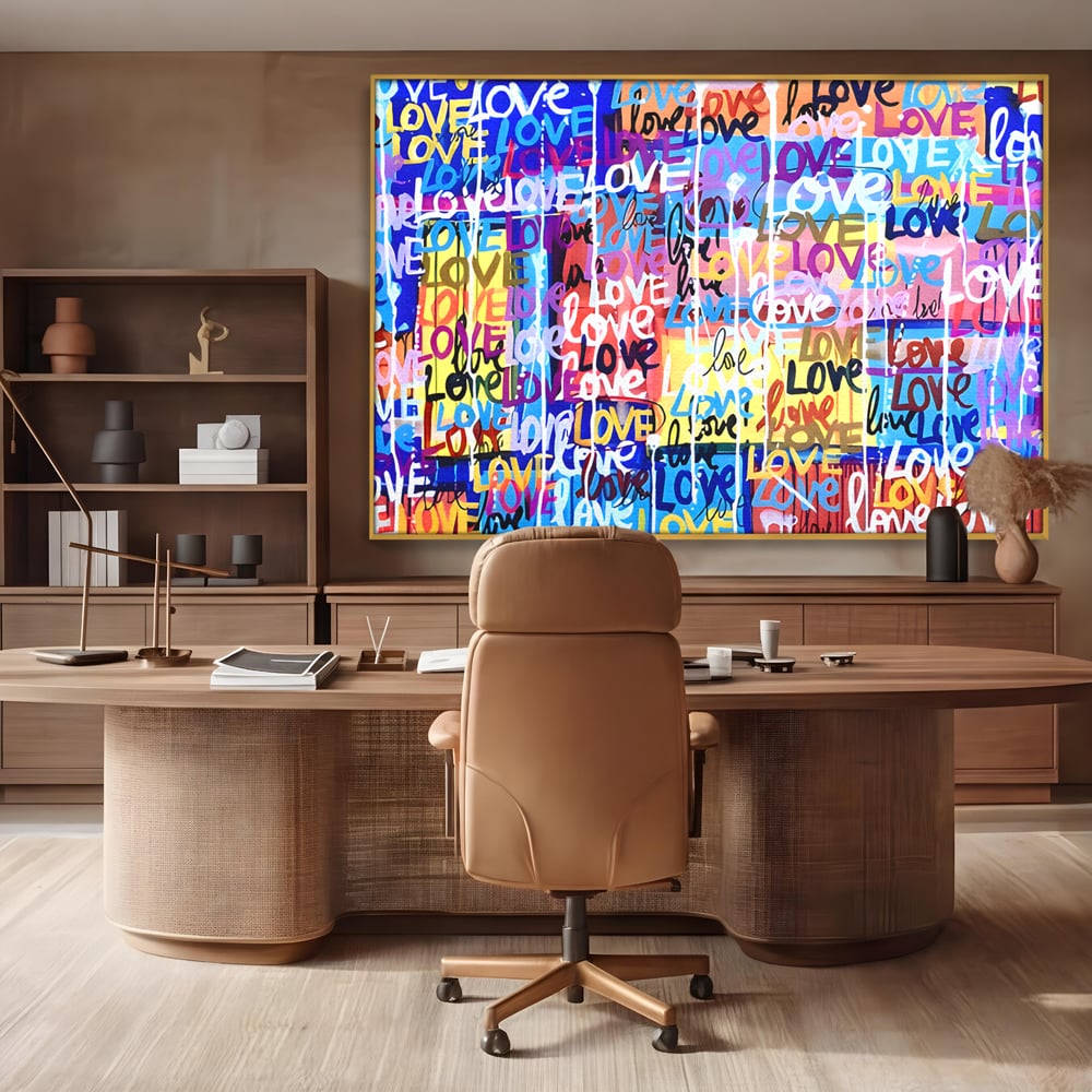 Tablou canvas cu tablou canvas cu graffiti colorat si cuvantul love, in rama de aluminiu auriu, pe perete intr-un birou